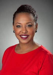 Bewerbungsfoto einer lächelnden Frau in rotem Oberteil