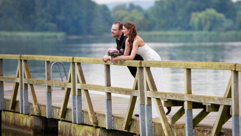 Hochzeitsfotos am Seeburger See – Romantik mit Blick auf den Graf Isang