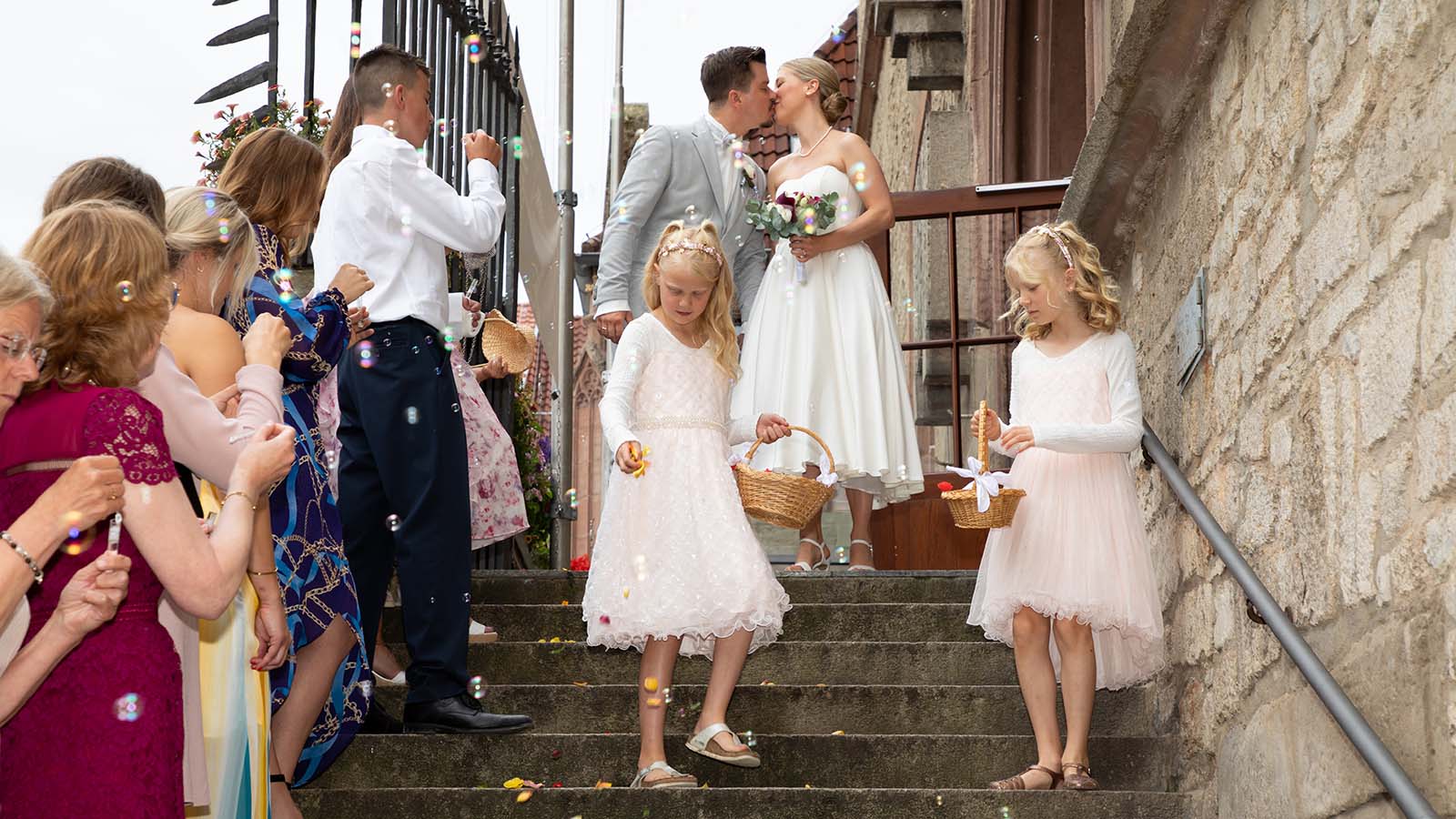Das frischvermählte Paar verlässt nach der Trauung das Alte Rathaus Göttingen