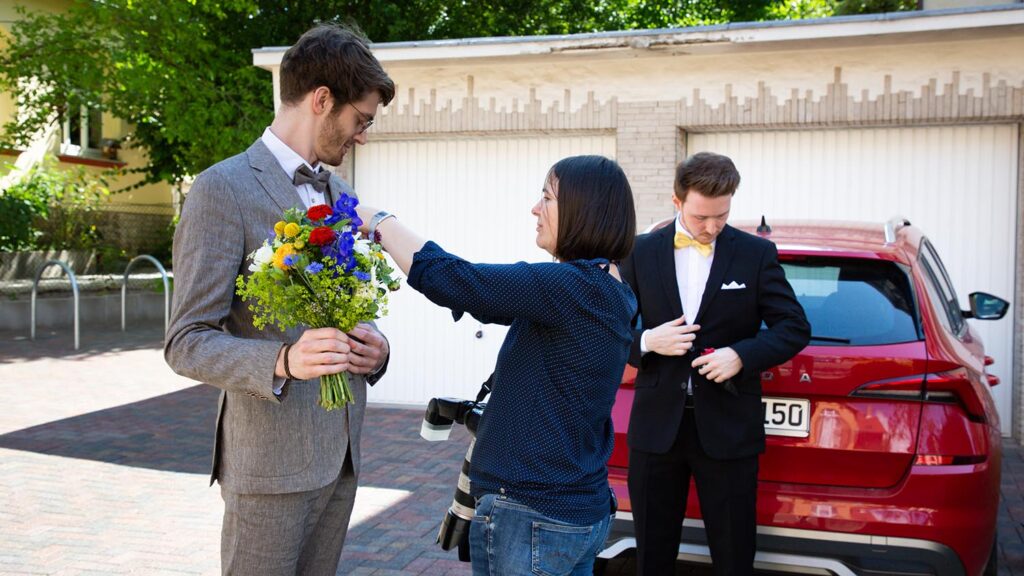 Die Fotografin Natalia Neff bereitet den Bräutigam auf das Fotoshooting vor