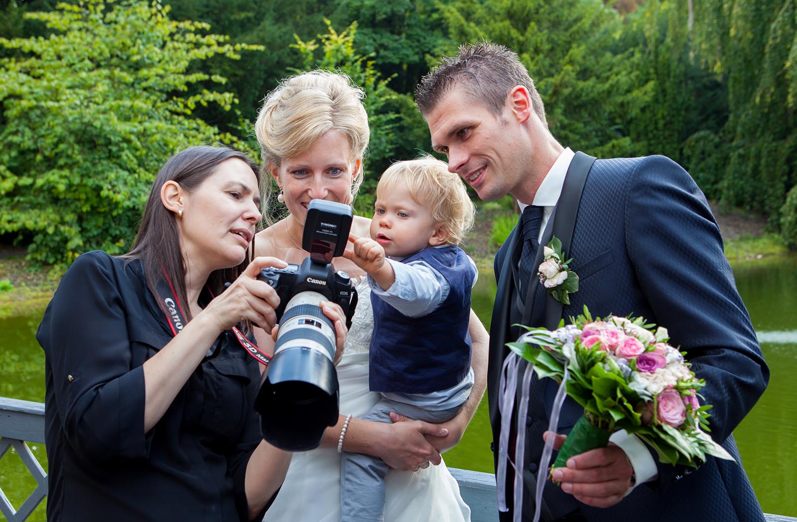 Die Fotografin Natalia Neff zeigt dem Brautpaar, was für ein schönes Foto entstanden ist.
