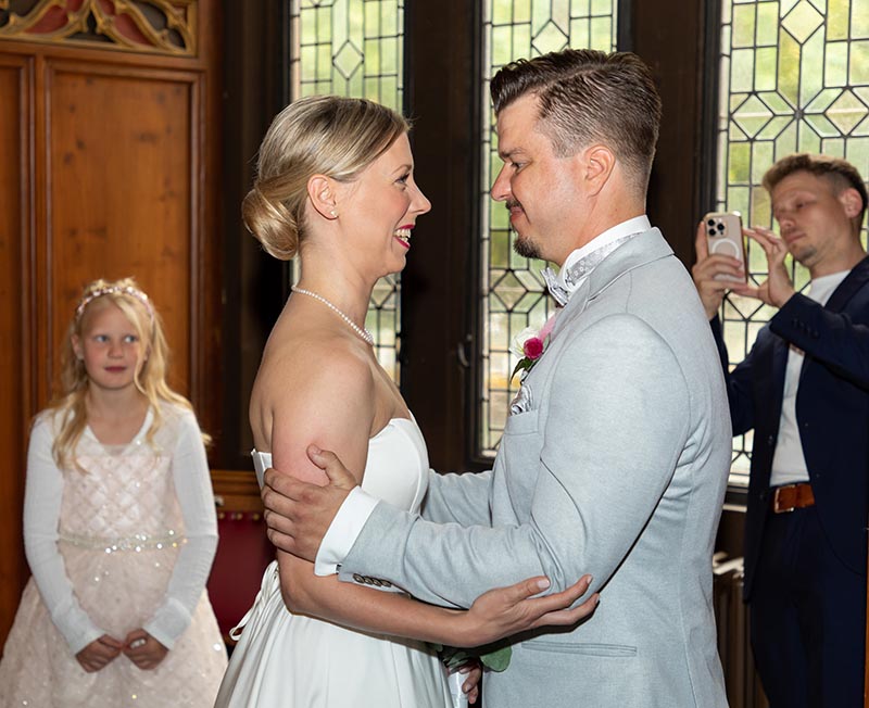 Die standesamtliche Trauung ist für das Brautpaar ein sehr emotionales Ereignis