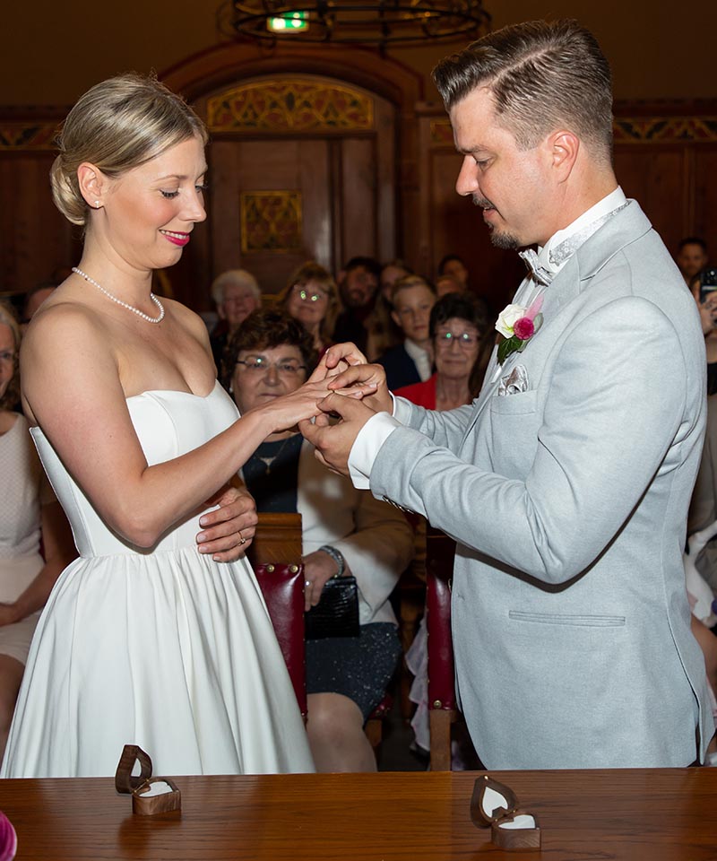 Das Brautpaar tauscht Eheringe im alten Rathaus Göttingen.
