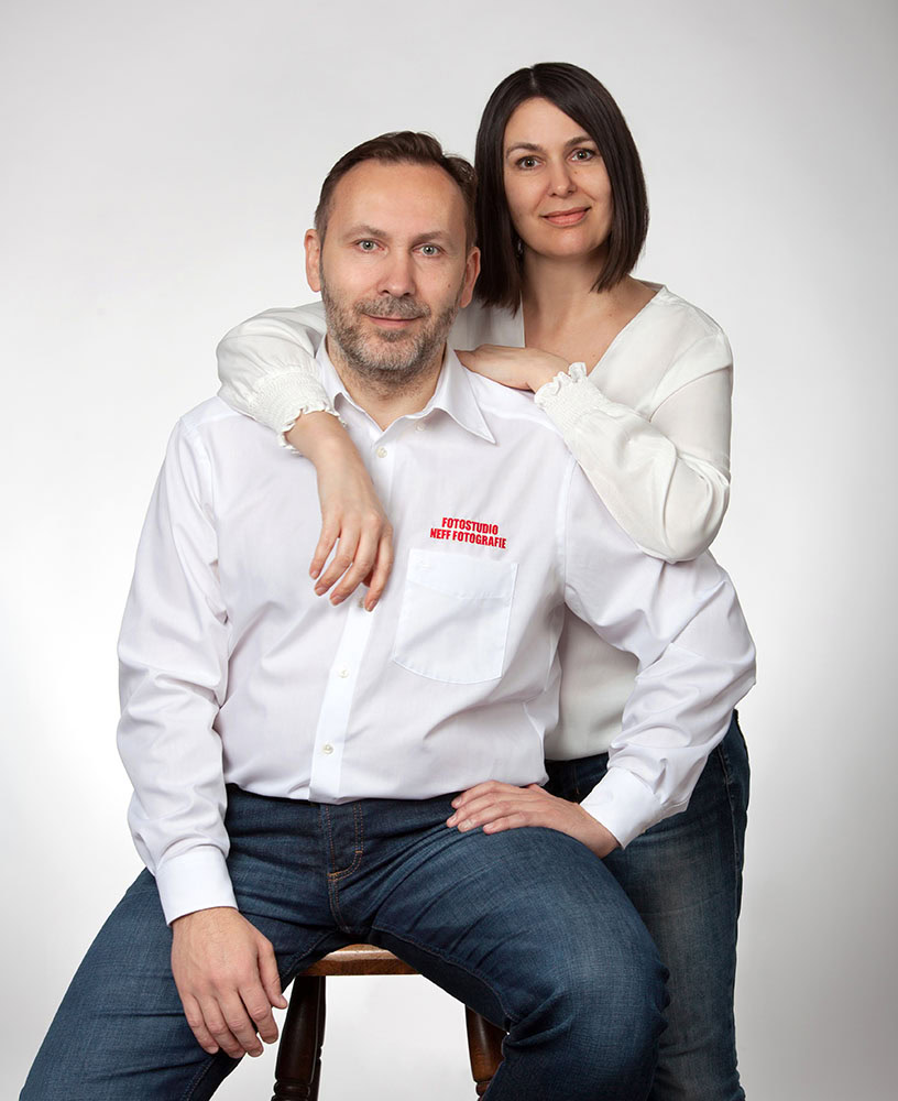 Die Fotografen Natalia Neff und Alexander Neff posieren in ihrem Fotostudio