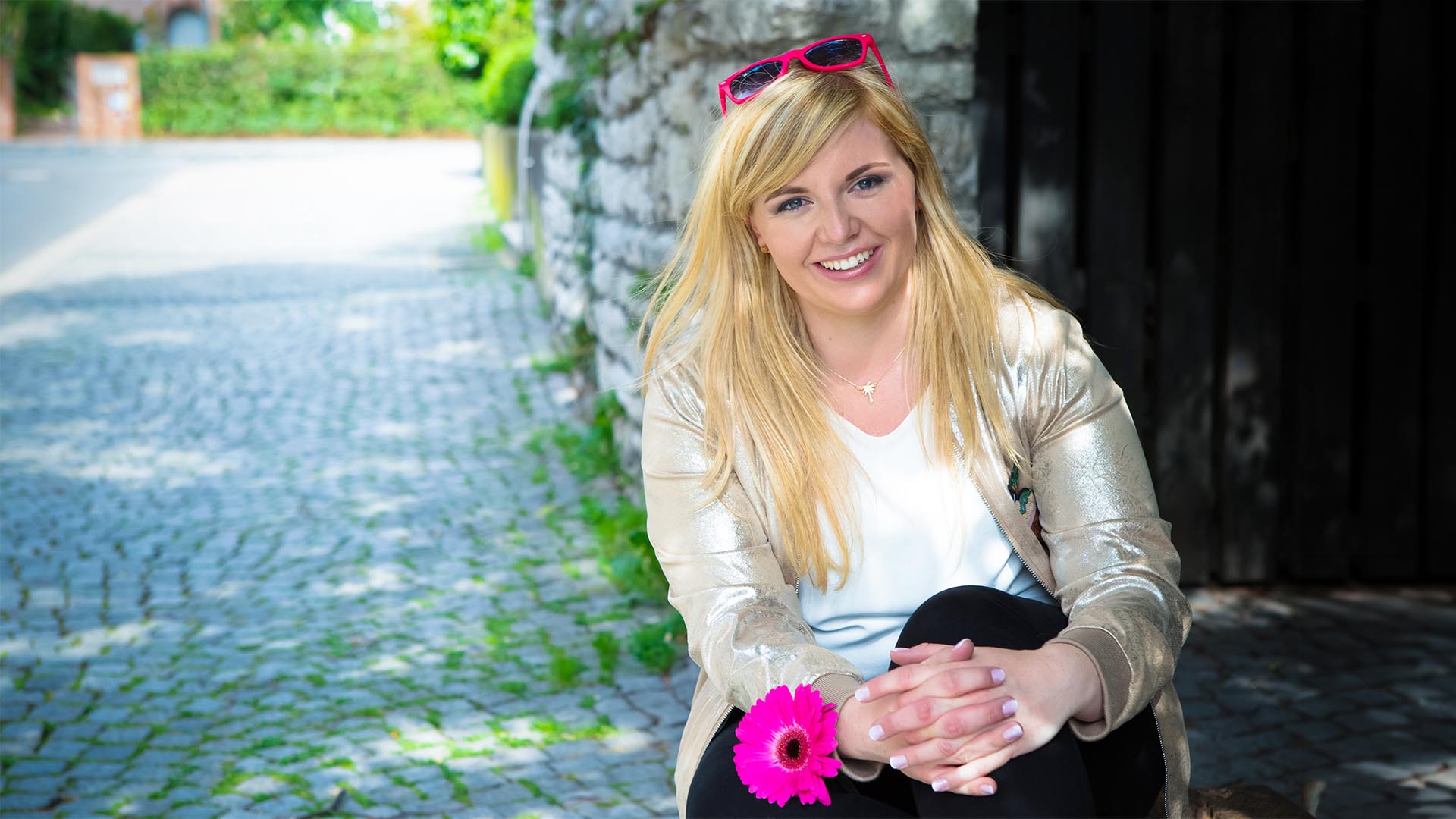 Die zukünftige Braut genießt das Fotoshooting während des Junggesellenabschieds