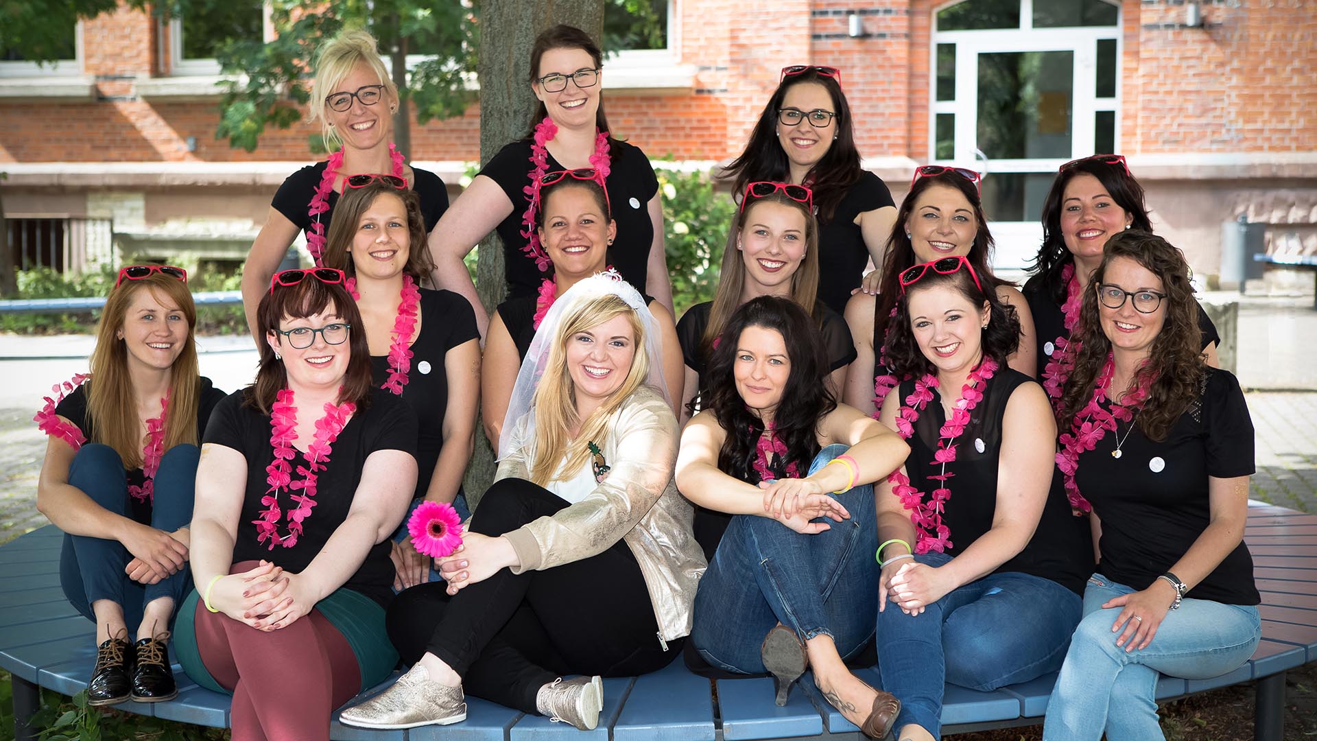 Die Teilnehmerinnen des Junggesellinnenabschieds posieren freudig für den Fotografen