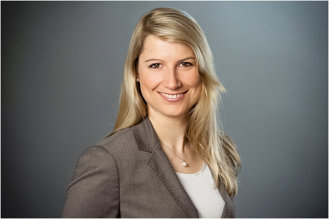 Fotoshooting für ein Bewerbungsfoto einer jungen Frau im Fotostudio Neff Fotografie