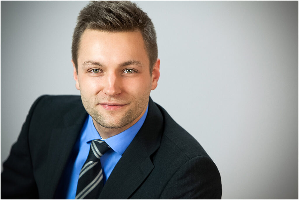 Fotoshooting für ein Bewerbungsfoto eines jungen Mannes in einem Fotostudio im Stadtzentrum von Göttingen