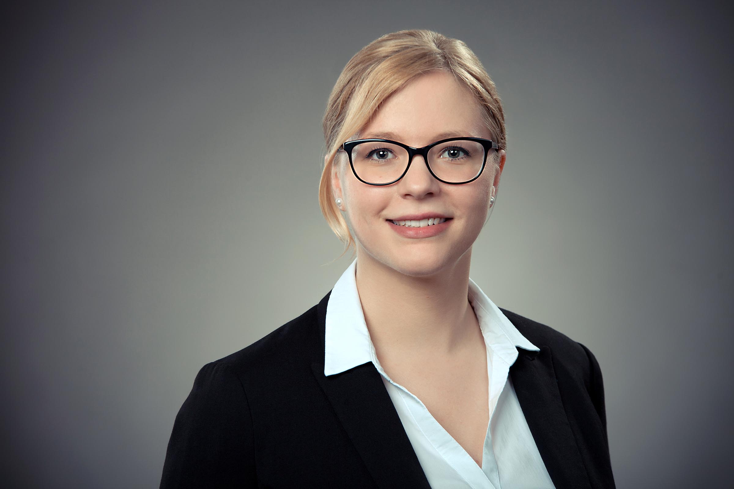 Professionelle Bewerbungsfotos in Göttingen – sofort einsatzbereit für Lebenslauf, LinkedIn und Xing.